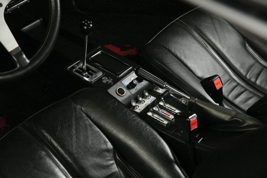 Детали интерьера Ferrari 308 GTB Acciao 1978 года  (NA) (фото 24 из 34)